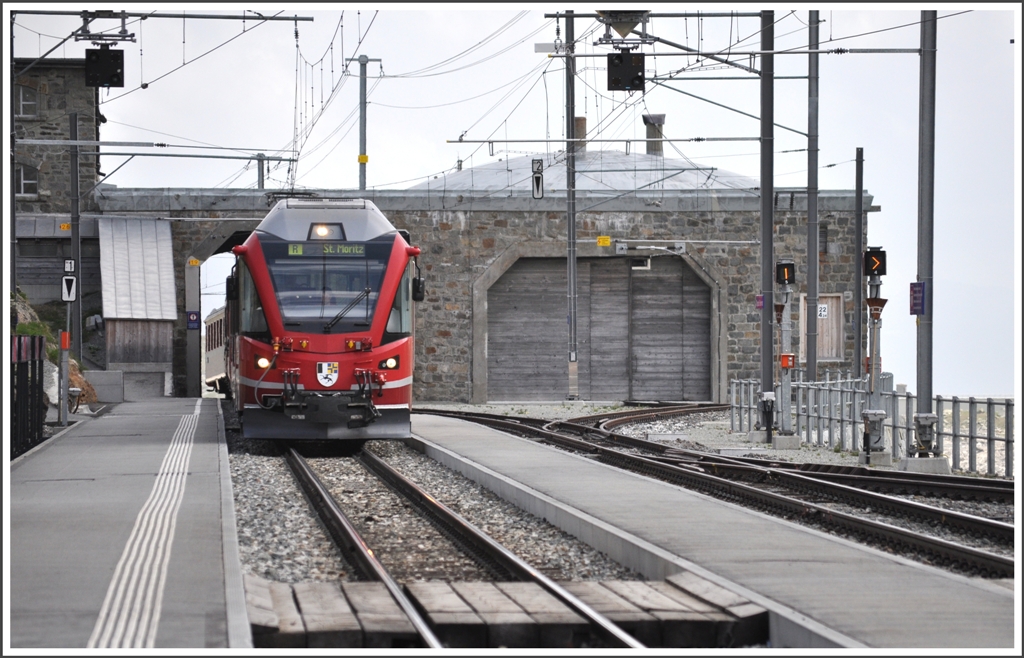 R1652 mit ABe 8/12 3501 fhrt in Ospizio Bernina 2253m /M. ein. (21.06.2012)