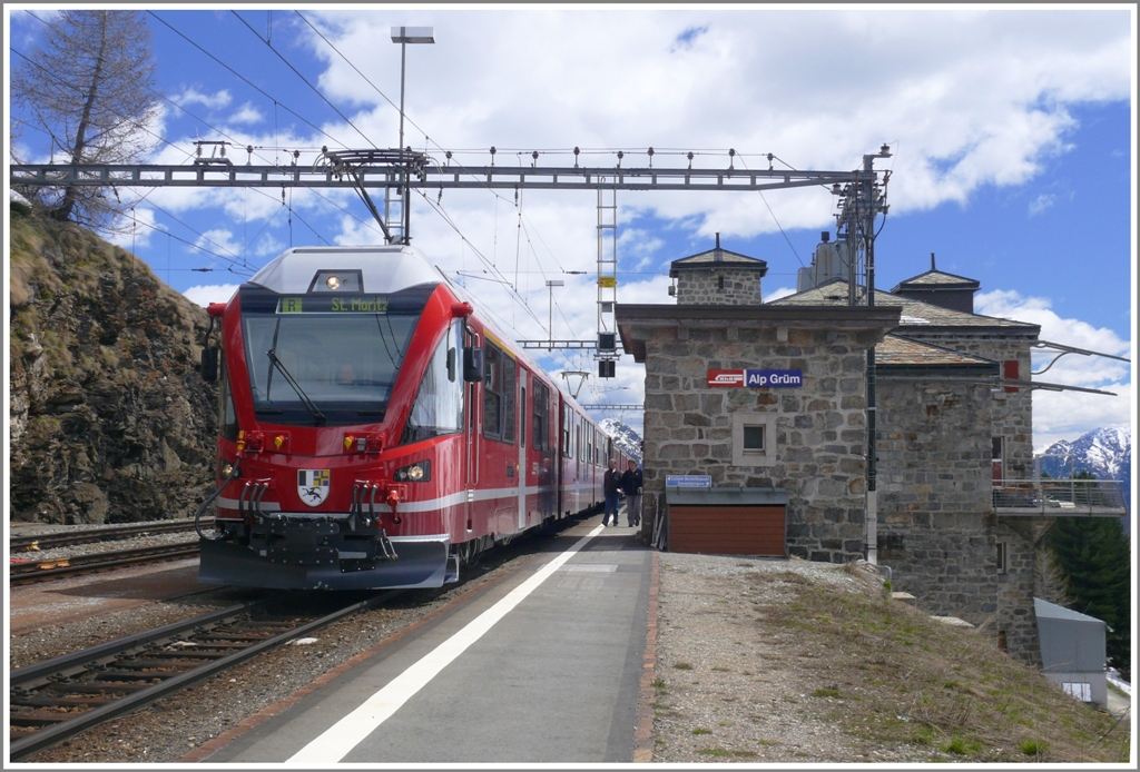 R1652 mit ABe 8/12 3505 legt in Alp Grm einen kurzen Halt ein. (20.05.2010)