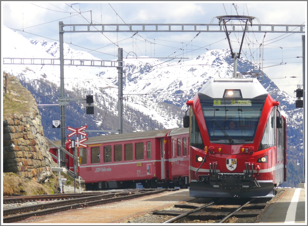 R1652 mit ABe 8/12 3505 fhrt in Alp Grm ein. (20.05.2010)