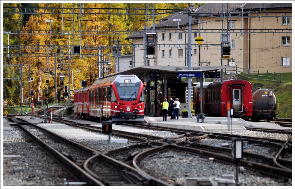 R1656 aus Tirano nach St.Moritz hlt in Pontresina. (11.10.2012)
