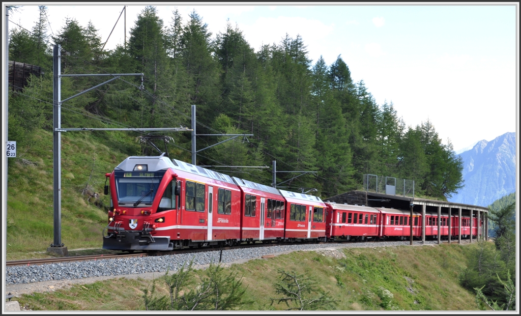 R1660 mit einem ABe 8/12 verlsst die Grm Galerie. (11.08.2012)