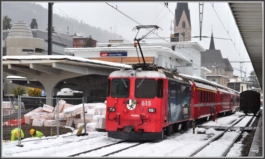 R1816 mit schiebender Ge 4/4 II 615  Klosters  aus Filisur trifft bei starkem Regen im verschneiten Davos Platz ein. (10.10.2011)