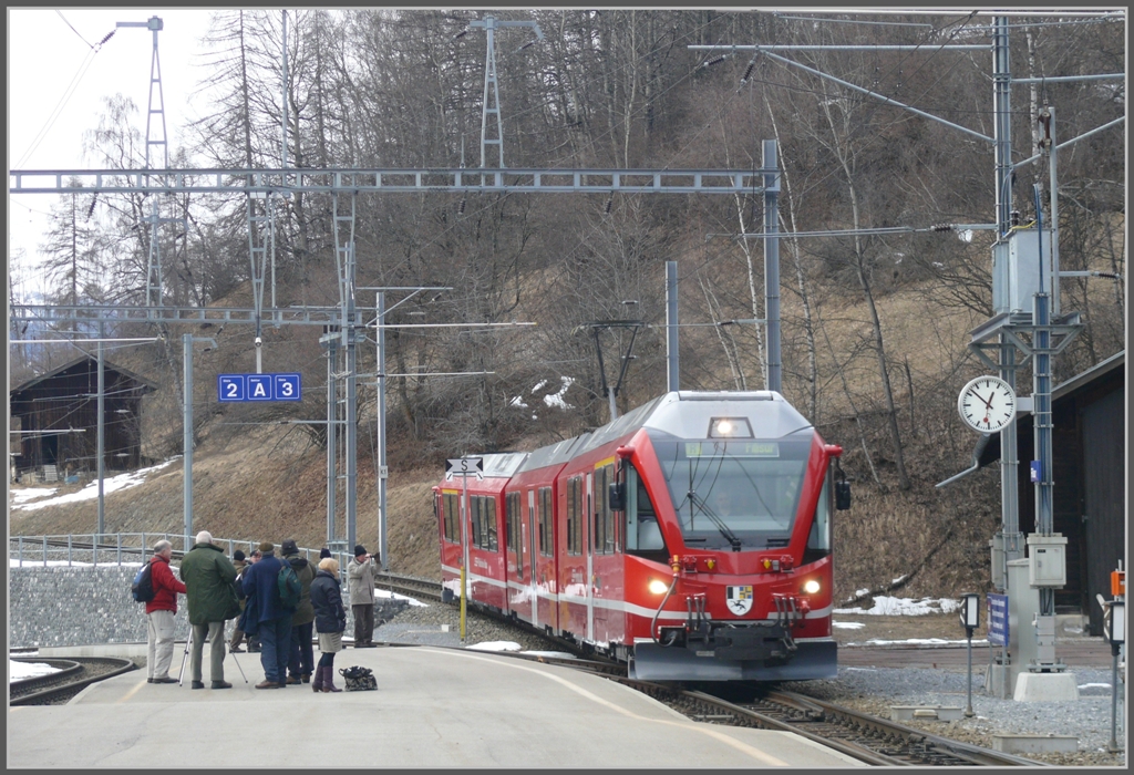 R1825 aus Davos trifft in Filisur ein, whrenddem die englische Reisegruppe auf das Abdrehen der Dampflok wartet. (24.01.2011)