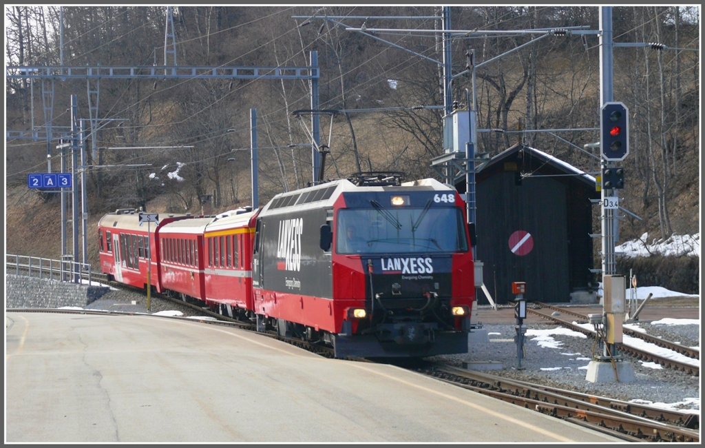 R1833 aus Davos Platz mit Ge 4/4 III 648  Zuoz  fhrt in Filisur ein. (24.01.2011)