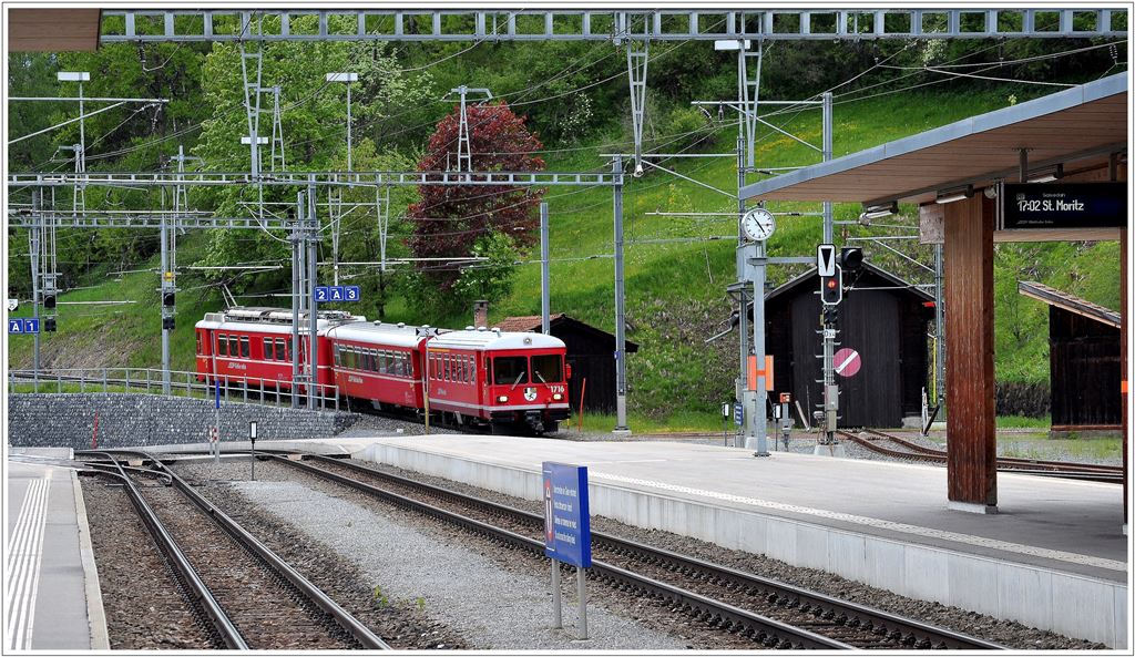 R1841 aus Davos Glaris erreicht Filisur. Wegen baubedingter Sperre der Linie Davos Glaris bis Klosters vom 02.4.-28.06.2013 pendelt ein dreiteiliger Pendel
zwischen Filisur und Davos Glaris.(21.05.2013)

