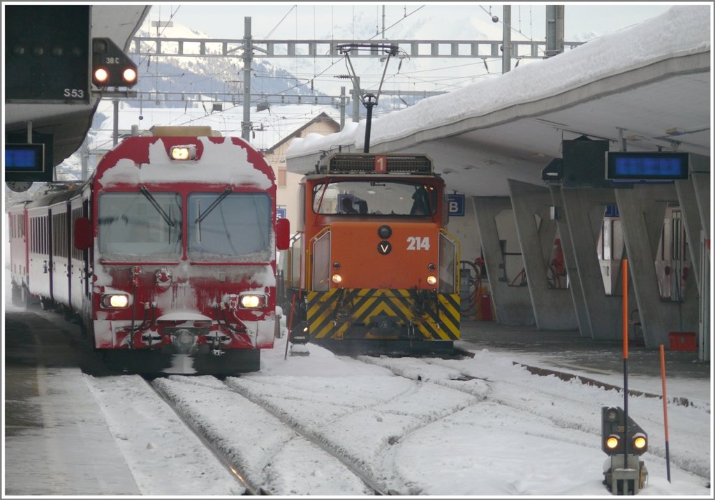 R1912 Scuol-Tarasp nach Pontresina trifft in Samedan auf die Ge 3/3 214. (12.01.2010)