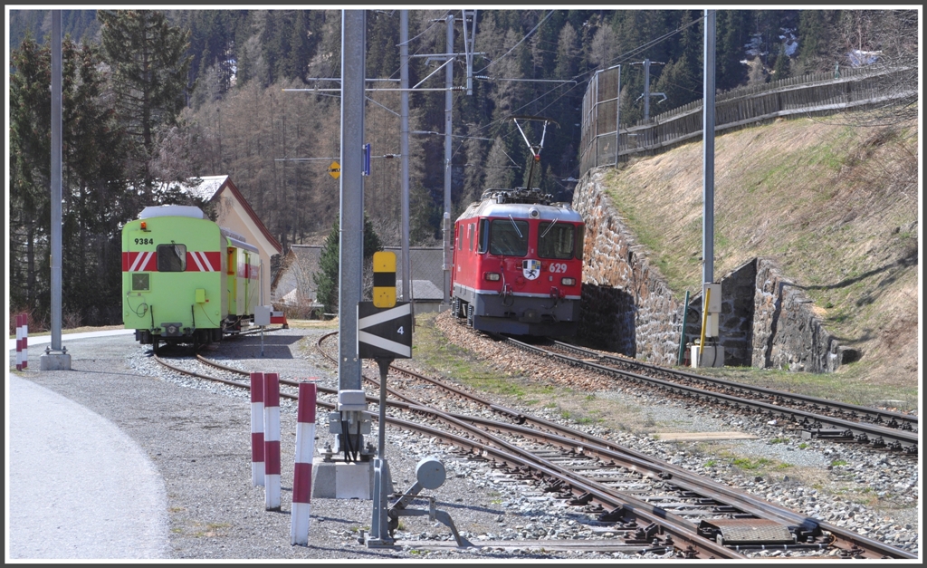 R1933 mit Ge 4/4 II 629  Tiefencastel  verabschiedet sich von Susch. Nebenan stehen die Tunnelrettungswagen fr den 19km langen Vereinatunnel. (21.04.2012)