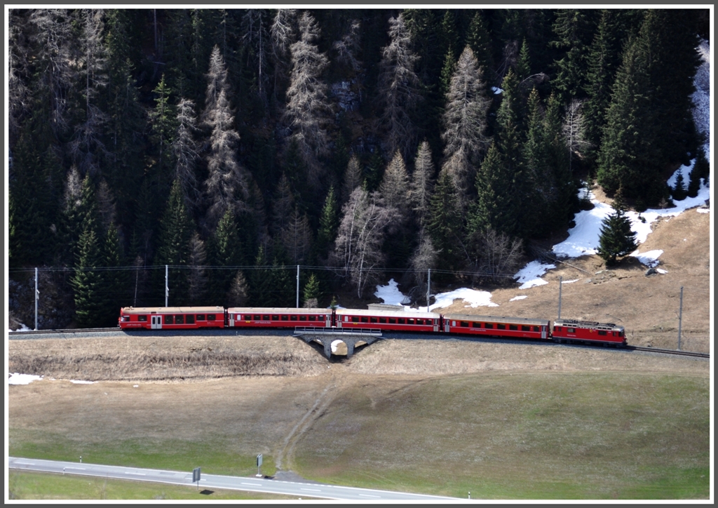 R1937 mit Ge 4/4 II 625  Kblis  zwischen Susch und Zernez, aufgenommen von der Festung Rohan bei Susch. (21.04.2012)