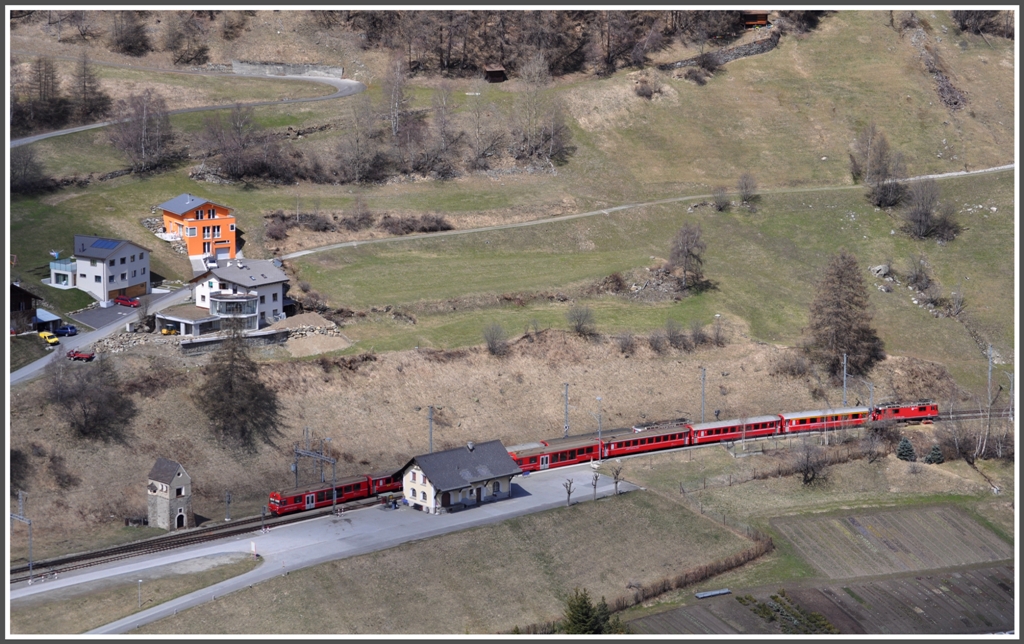 R1937 mit Ge 4/4 II 625  Kblis  und R1940 in Susch, aufgenommen von der Festung Rohan bei Susch. (21.04.2012)