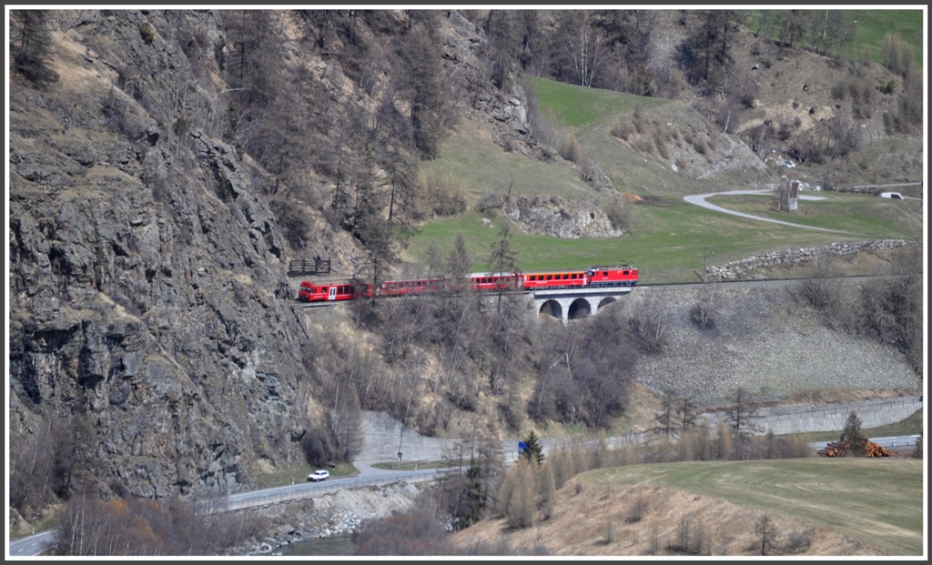R1937 mit Ge 4/4 II 625  Kblis  zwischen Sagliains und Susch, aufgenommen von der Festung Rohan bei Susch. (21.04.2012)