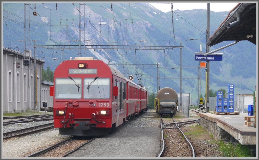 R1941 aus Scuol/Tarasp mit Steuerwagen 1753 erreicht Pontresina. (15.06.2011)