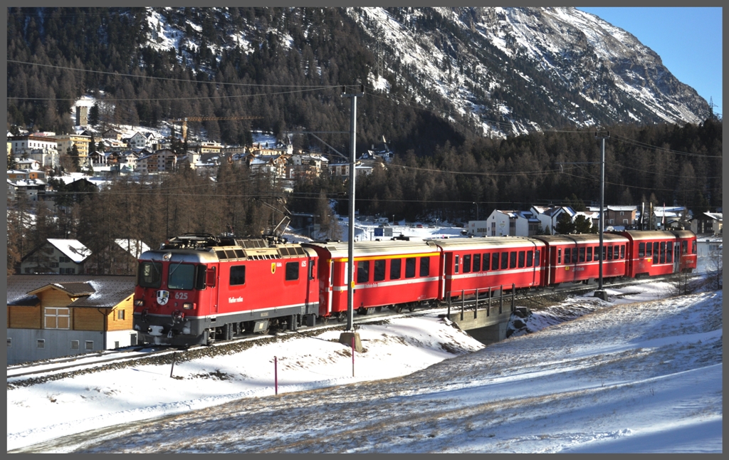 R1948 mit Ge 4/4 II 625  Kblis  verlsst Pontresina Richtung Scuol-Tarasp. (08.12.2011)