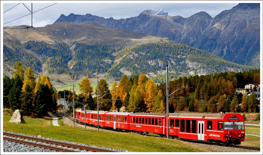 R1952 mit Steuerwagen 1752 am Zugschluss verlsst Pontresina Richtung Samedan und Scuol-Tarasp (11.10.2012)