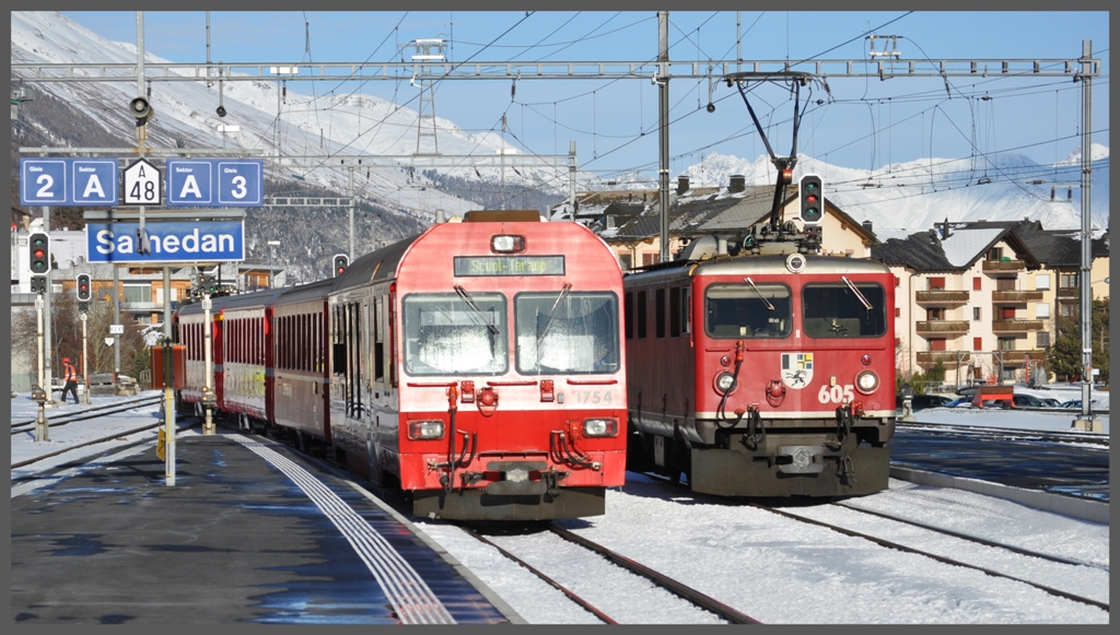 R1952 nach Scuol-Tarasp mit Steuerwagen 1754 verlsst Samedan. Ge 4/4 I 605  Silvretta  wartet auf Gterlast. (08.12.2011)