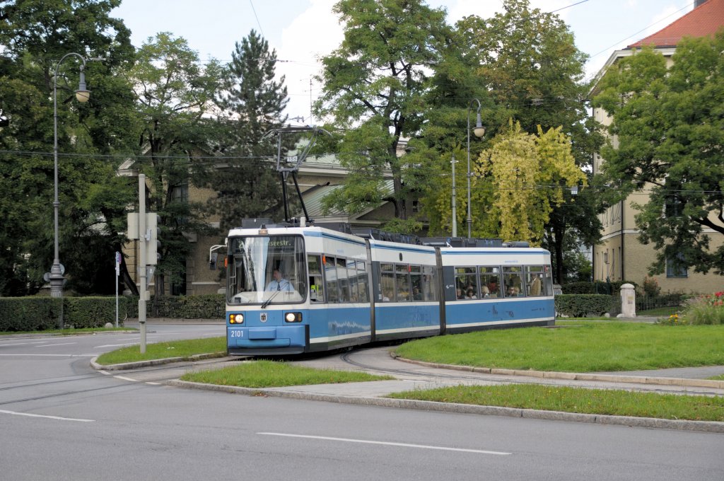 R2 2101 am 11.09.10 am Karolinenplatz