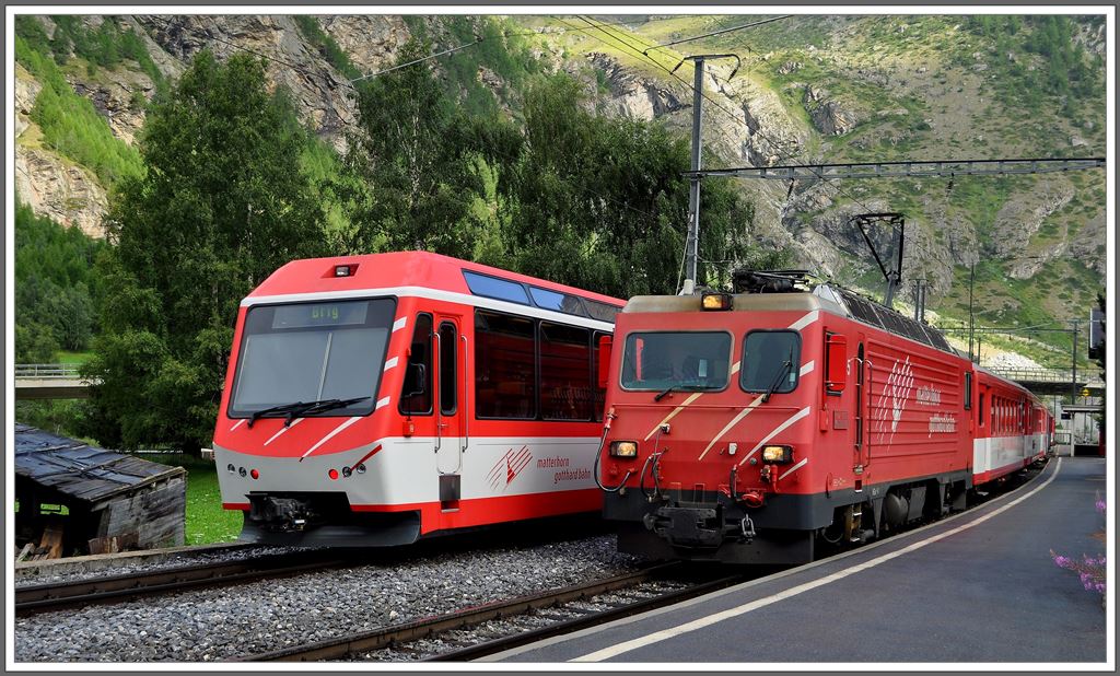R217 mit HGe 4/4 II 5  Mount Fuji  kreuzt in Randa den R 226 mit einem ABDeh 4/10 und einem ABDeh 4/8. 04.08.2013)