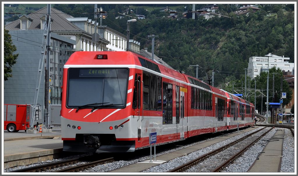 R245 nach Zermatt in Brig. Ein ABDeh 4/10 und ein ABDeh 4/8 teilen sich diesen Dienst. (03.08.2013)