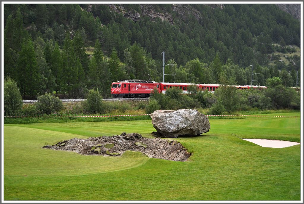 R257 mit HGe 4/4 II 2  Monte Rosa  ist auf dem Weg nach Zermatt. Einer der Felsbrocken landete mitten in einem Green des Golfplatzes Randa, (04.08.2013)