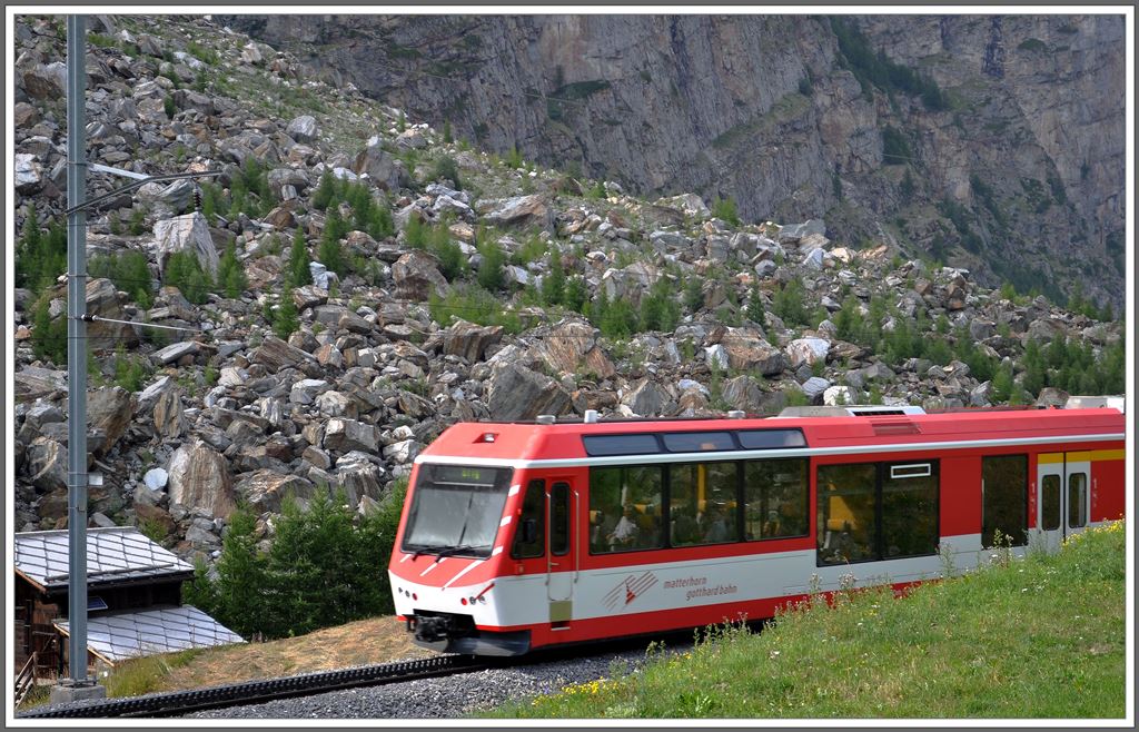 R258 vor dem Felssturzgebiet Randa, wo nach 20 Jahren die Bume ihr Gebiet wieder zurckerobern. (04.08.2013)
