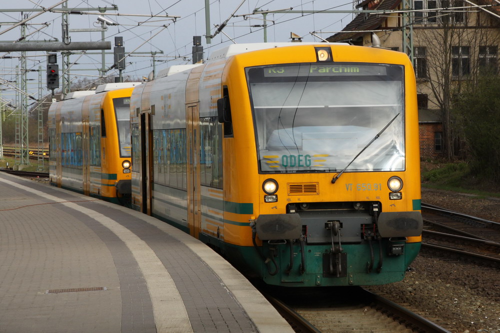 R3 der ODEG nach Parchim stehen gleich 2x in Ludwigslust am Bahnsteig 5. 20.04.2010