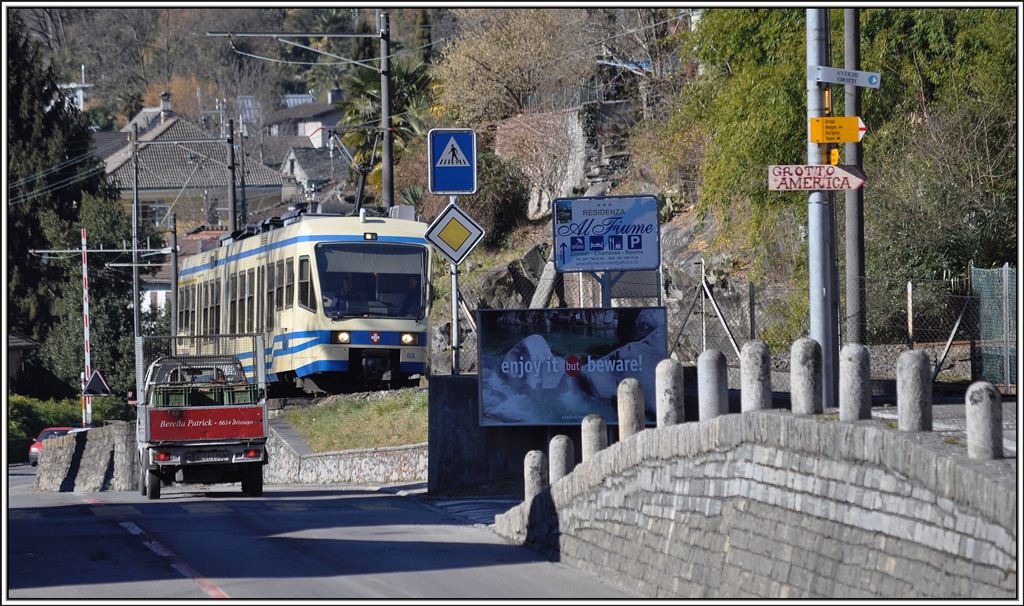 R311 mit ABe 4/6 53 im Schilderwald bei Ponte Brolla. (13.02.2013)