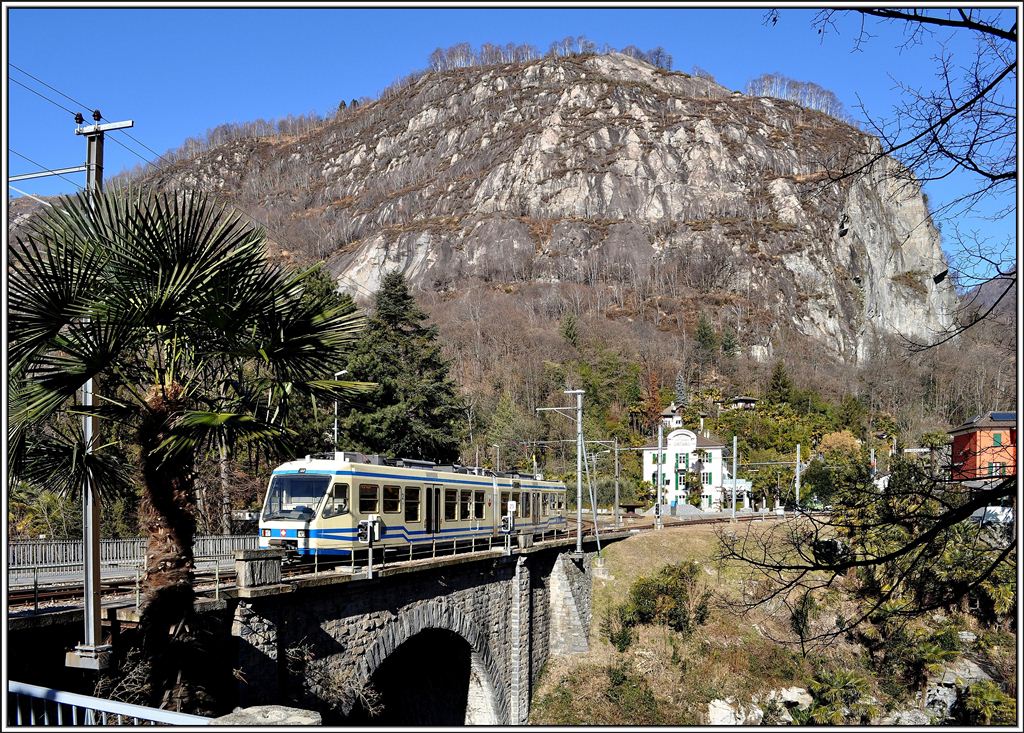 R311 mit ABe 4/6 53 auf der Maggiabrcke in Ponte Brolla. (15.02.2013)