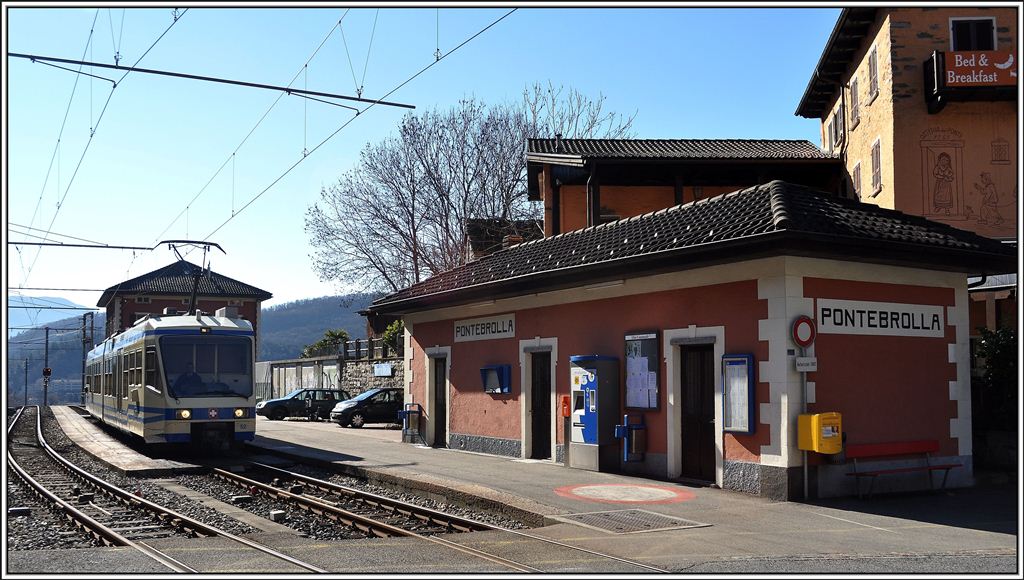 R312 mit ABe 4/6 52 der Centovallibahn hat Ponte Brolla erreicht. (13.02.2013)