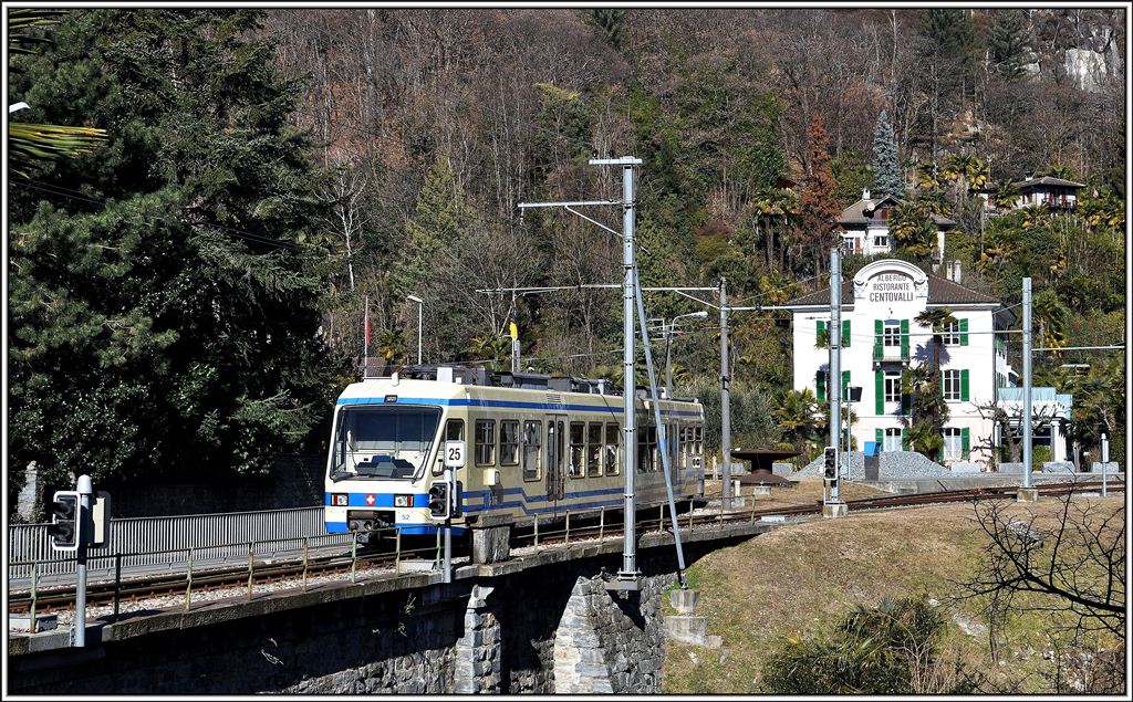 R312 mit dem ABe 4/6 52 hat soeben die Maggia berquert und biegt ins Centovalli ein. Das Gleis nach rechts fhrt zu einem modernen Depot der FART und war frher der Abzweig der Maggiatalbahn. (13.02.2013)