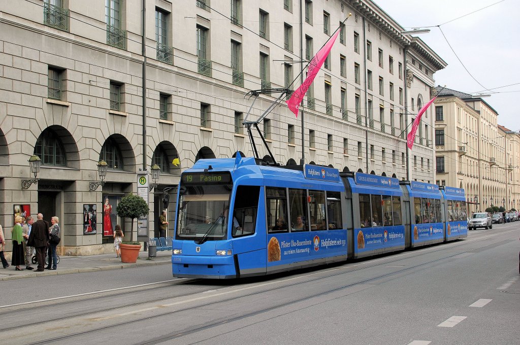 R3.3 2216, Bj 2001 am 20.09.09 in der Maximilianstra�e, Haltestelle Nationaltheater