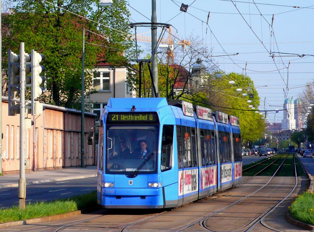 R3.3 Wagen 2202 n�hert sich der Kreuzung Leonrodplatz am 08.April 2011.