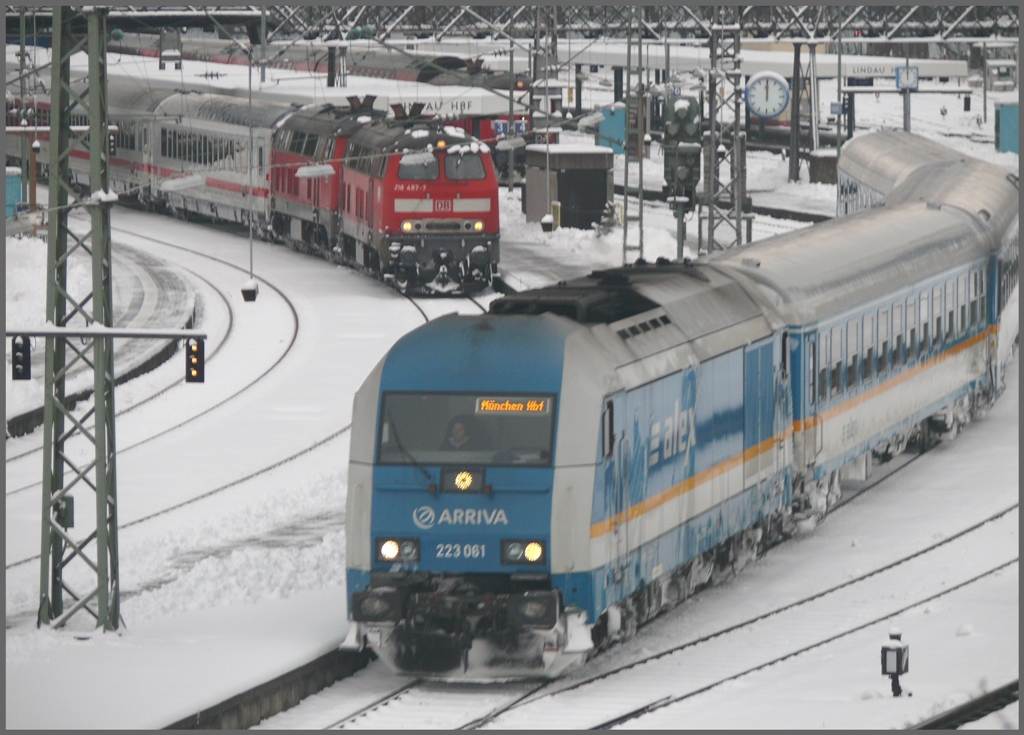 R38709 mit 223 061 verlsst soeben Lindau Richtung Mnchen, whrend hinten die zwei 218er mit dem IC118 nach Mnster auf die Weiterfahrt warten. (02.12.2010)