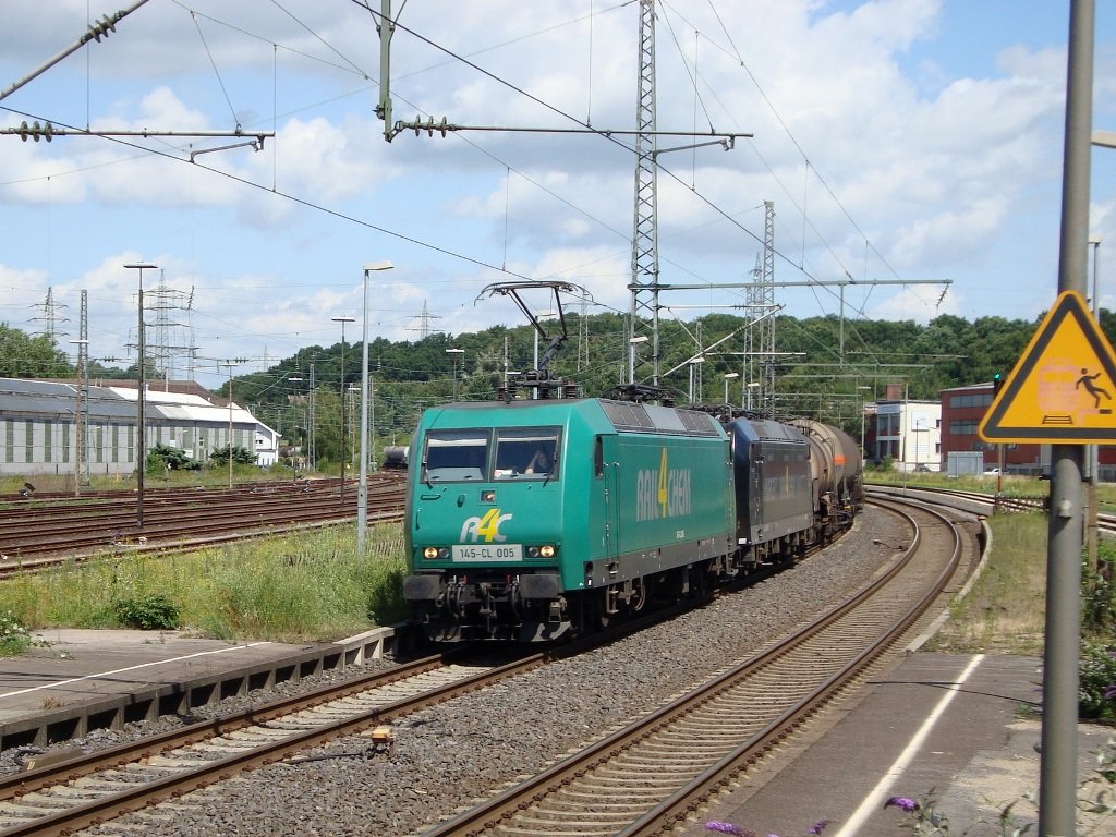 R4C 145-cl 005 kommt mit einem kesselwagenzug aus ludwigshafen-oggersheim durch Herzogenrath weiter nach Aachen west, 185 545 lief kalt mit. 15-07-2009