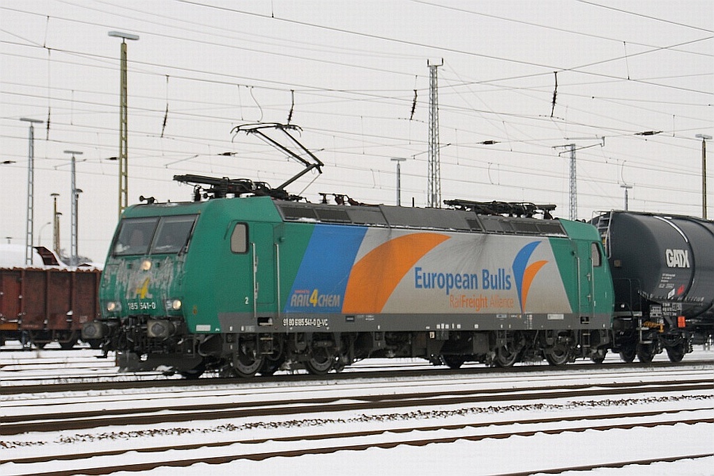 R4C 185 541 mit Kesselwagen auf dem Weg nach Stendell, Angermnde 03.12.2010