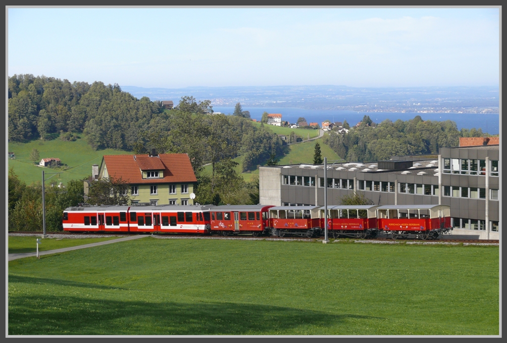 R5150 mit BDeh 3/6 25 + Velowagen +3 Sommerwagen verlsst Heiden Richtung Rorschach. Dank des Fhns ist der Bodensee und Baden Wrttemberg gut zu sehen. (04.10.2010)