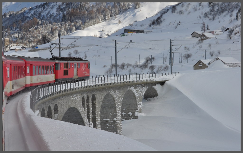 R538 mit Deh 4/4 51 berquert die Reuss zwischen Realp und Hospenthal. (10.01.2012)