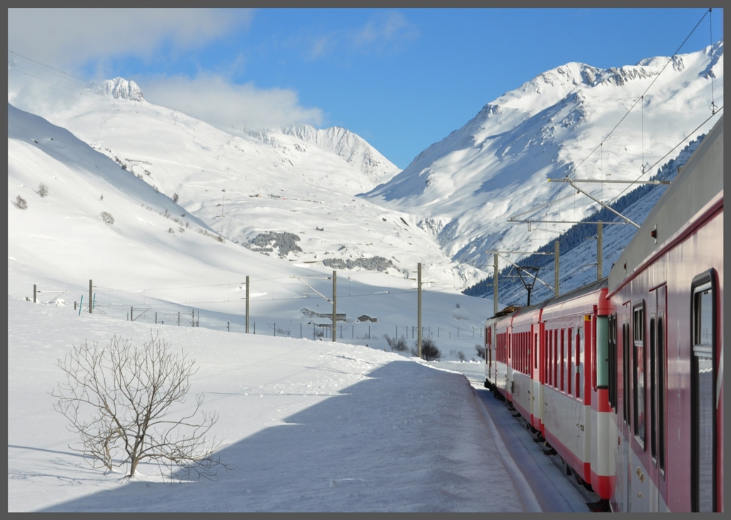 R538 zwischen Realp und Hospenthal mit Blickrichtung Ntschen und Oberalppass. (10.01.2012)