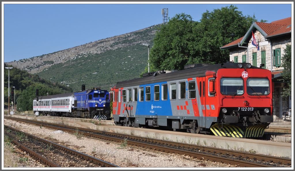 R5502 aus Split mit 2044 007 trifft in Perković ein und hat Anschluss an den R5802 mit dem 7022 013 nach Knin. (02.07.2013)