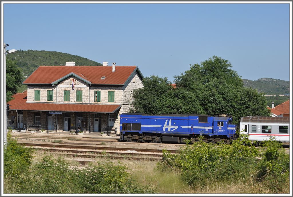 R5503 nach Split mit 2044 007 in Perković. (02.07.2013)