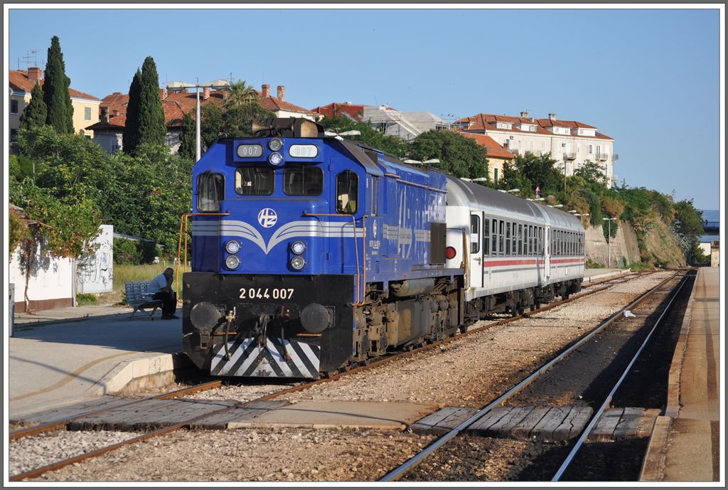 R5508 nach Perković mit 2044 007  in Split. (03.07.2013)