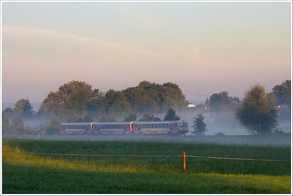 R5949 (Braunau-Neumarkt/Kallham)mit 3 5047 am Morgen des 22.9.2010 nahe Eschlried.