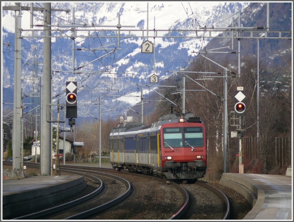 R7835 aus Ziegelbrcke fhrt in Maienfeld ein. (22.12.2009)