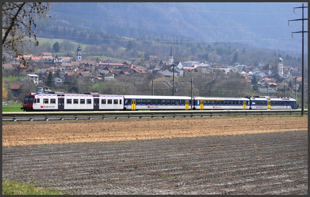 R7853 mit ehemaligem MthB Steuerwagen bei Zizers. (29.03.2012)