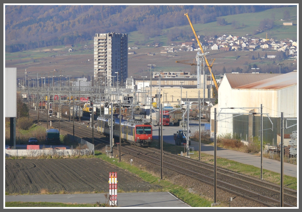 R7853 verlsst Landquart Richtung Chur. Rechts des Hochhauses ist das Weinbaudorf jenins und die Rebberge der Bndener Herrschaft zu sehen. (17.11.2010)