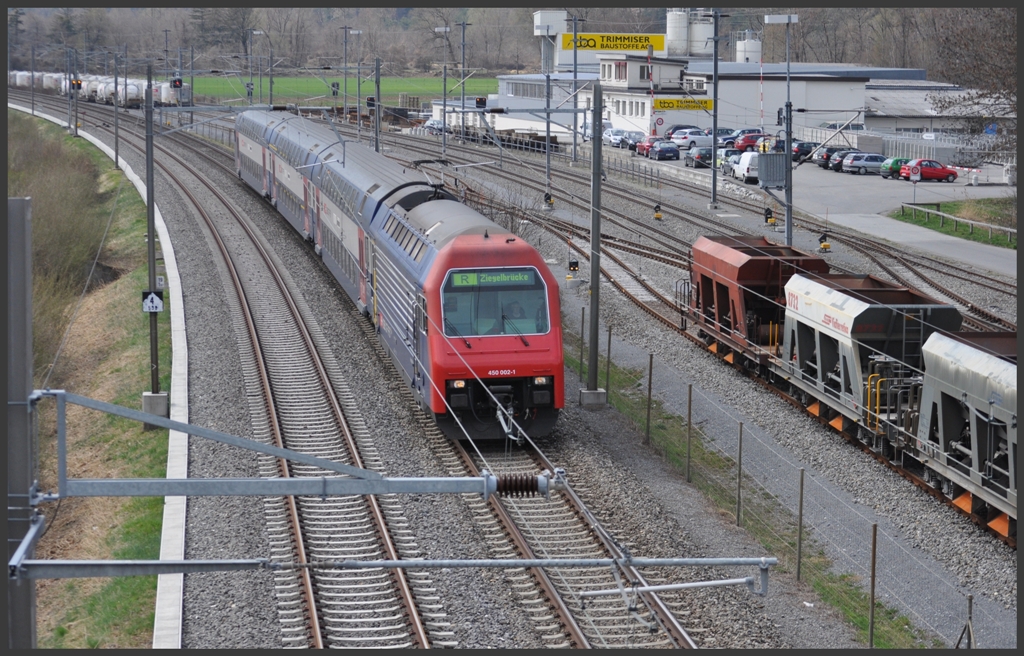 R7854 Chur - Ziegelbrcke mit 450 002-1 bei Untervaz-Trimmis. (29.03.2012)