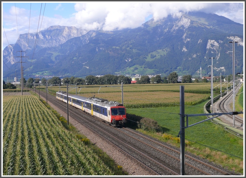 R7863 bei Zizers, rechts das Geleise der RhB. (09.09.2010)