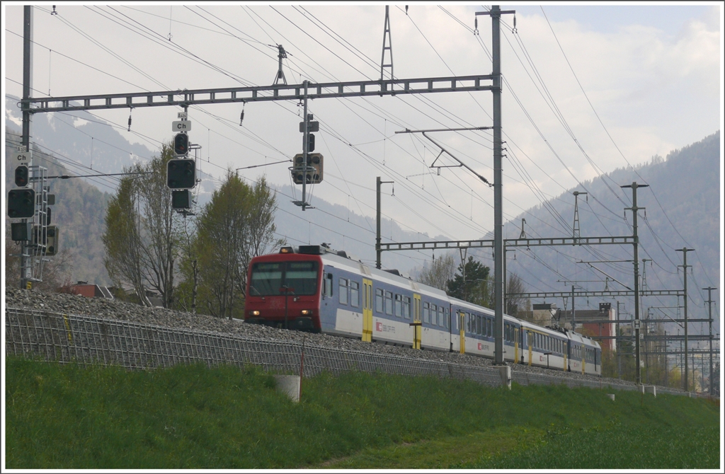 R7864 mit RBDe 560 nach Ziegelbrcke verlsst Chur. (19.04.2010)