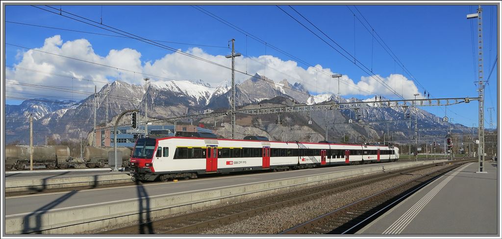 R7869 Ziegelbrcke - Chur verlsst Sargans. Im Hintergrund ist das Falknismassiv im Grenzgebiet Schweiz/Lichtenstein/sterreich zu sehen. (19.03.2013)