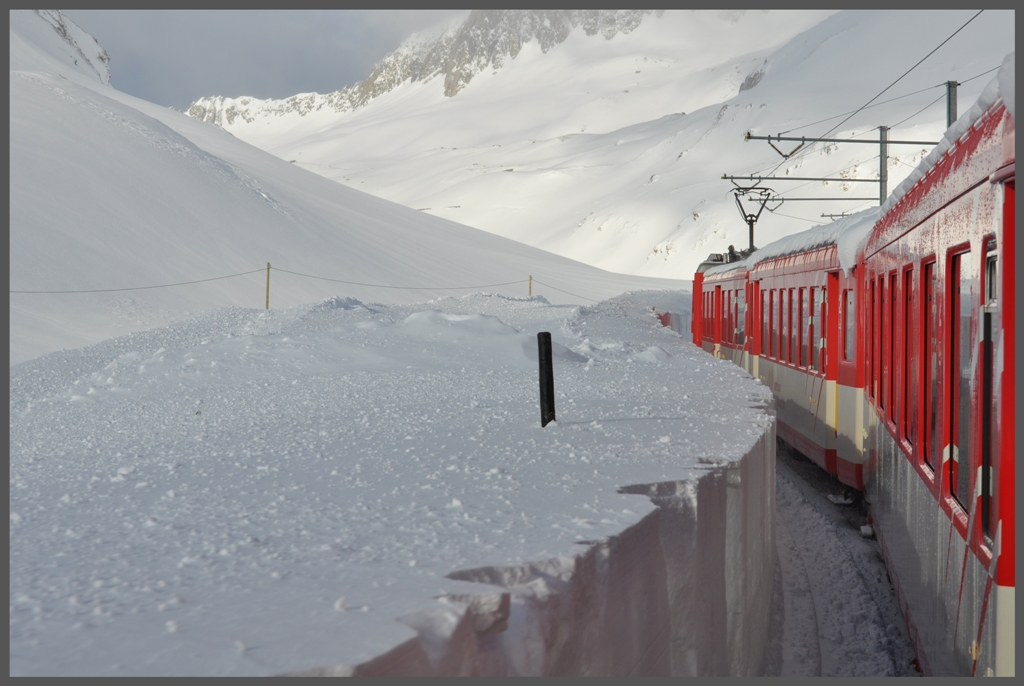R823 war der erste Zug ber den Oberalppass nach einer mehrtgigen Lawinensperre. Kurz vor der Passhhe wurden die Schneemauern immer hher. (10.01.2012)










