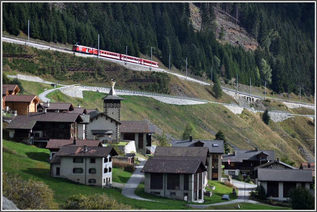 R824 auf Talfahrt im Zahnstangenabschnitt oberhalb von Selva. (25.09.2012)