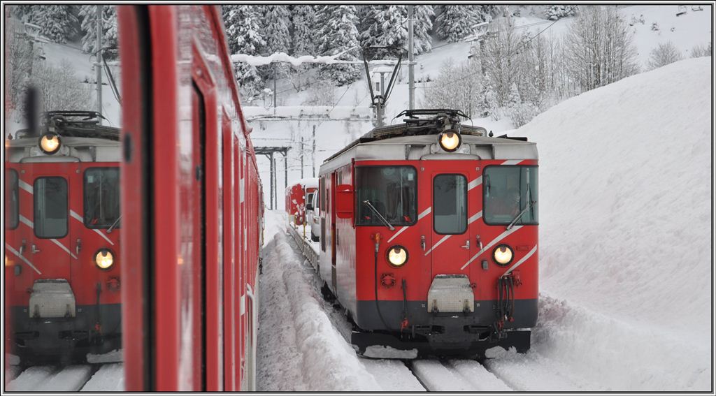 R827 kreuzt Autozu in Dieni. (19.12.2012)